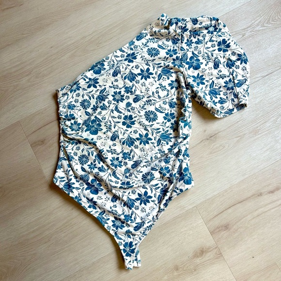 Free People Somethin Bout You Cream Floral Print One-Shoulder Bodysuit Large - Picture 1 of 9